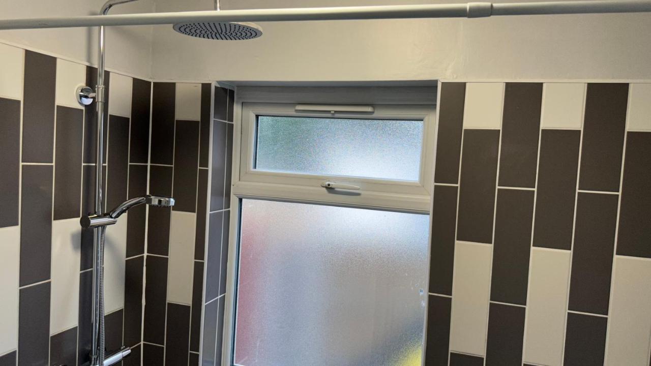 One Bedroom Apartment In Walsall Sleeps 4 Free Wifi By Villazu Bloxwich Eksteriør bilde