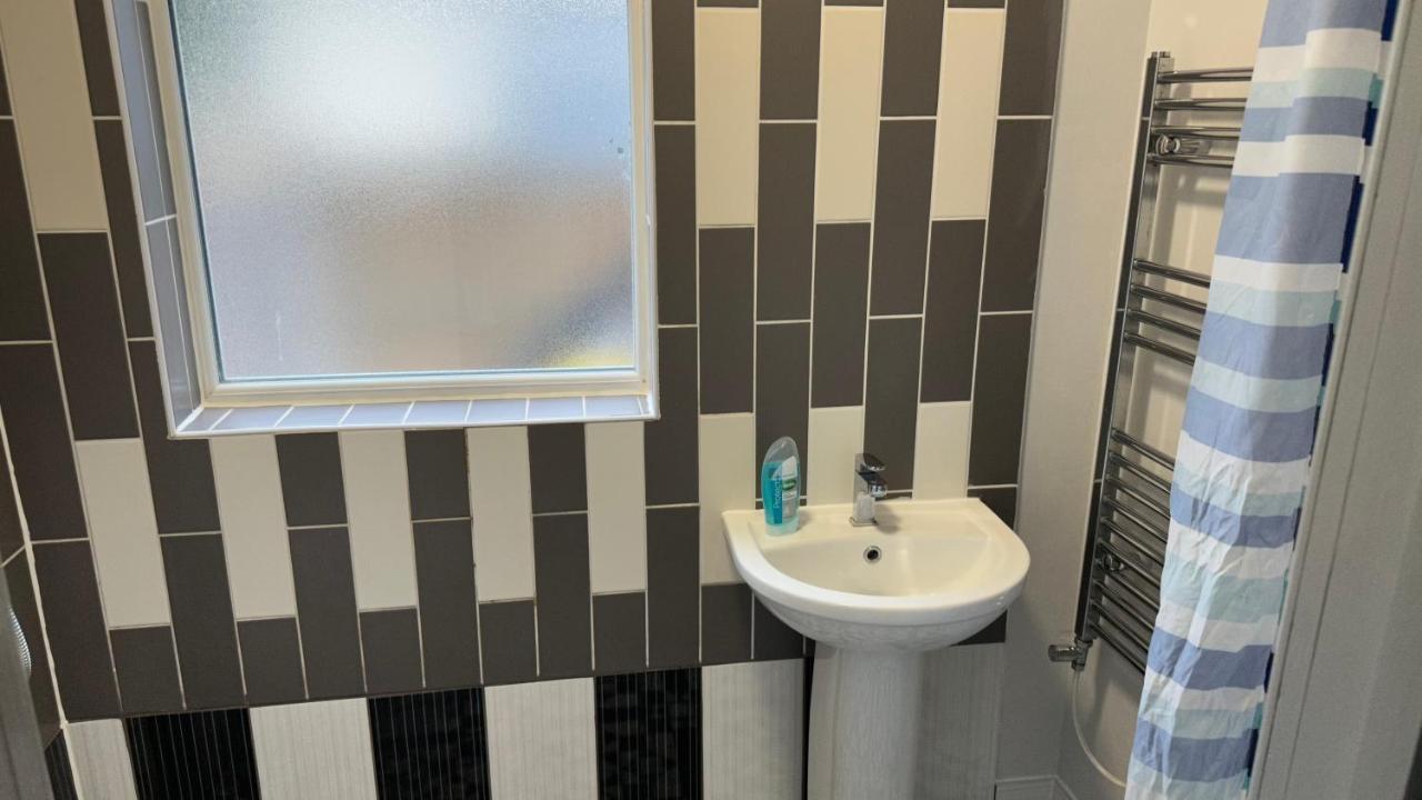 One Bedroom Apartment In Walsall Sleeps 4 Free Wifi By Villazu Bloxwich Eksteriør bilde