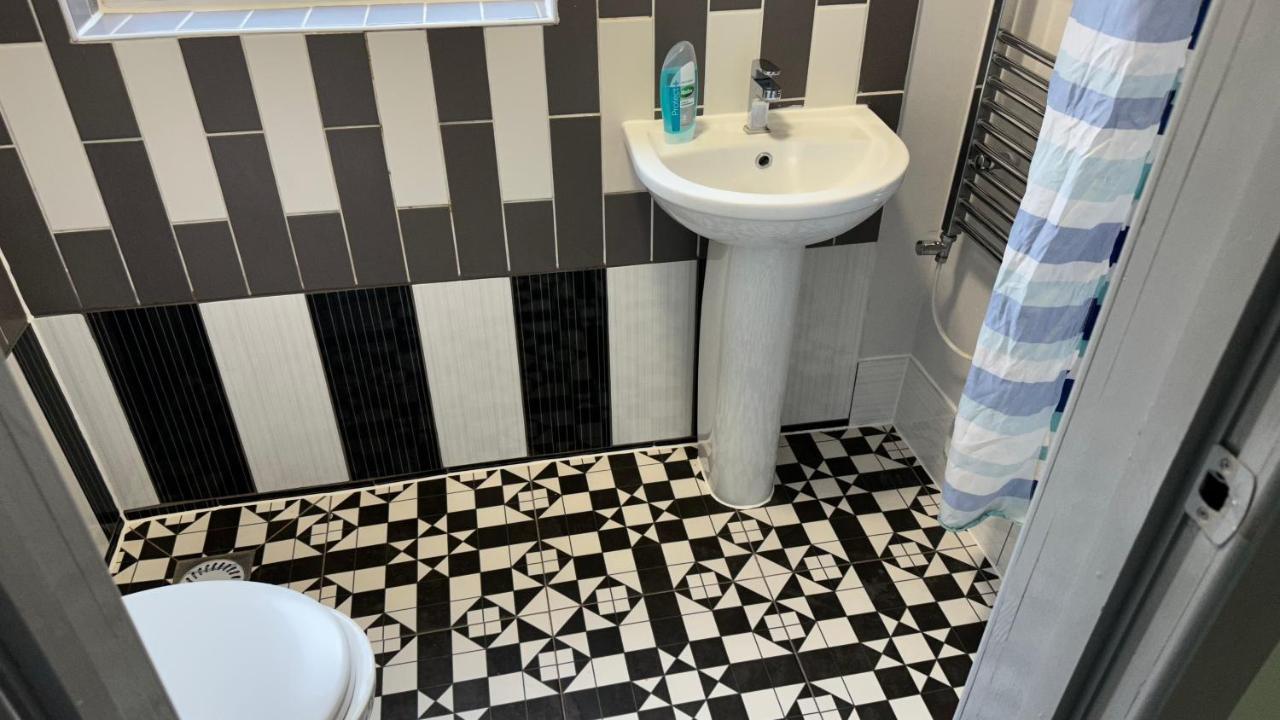 One Bedroom Apartment In Walsall Sleeps 4 Free Wifi By Villazu Bloxwich Eksteriør bilde