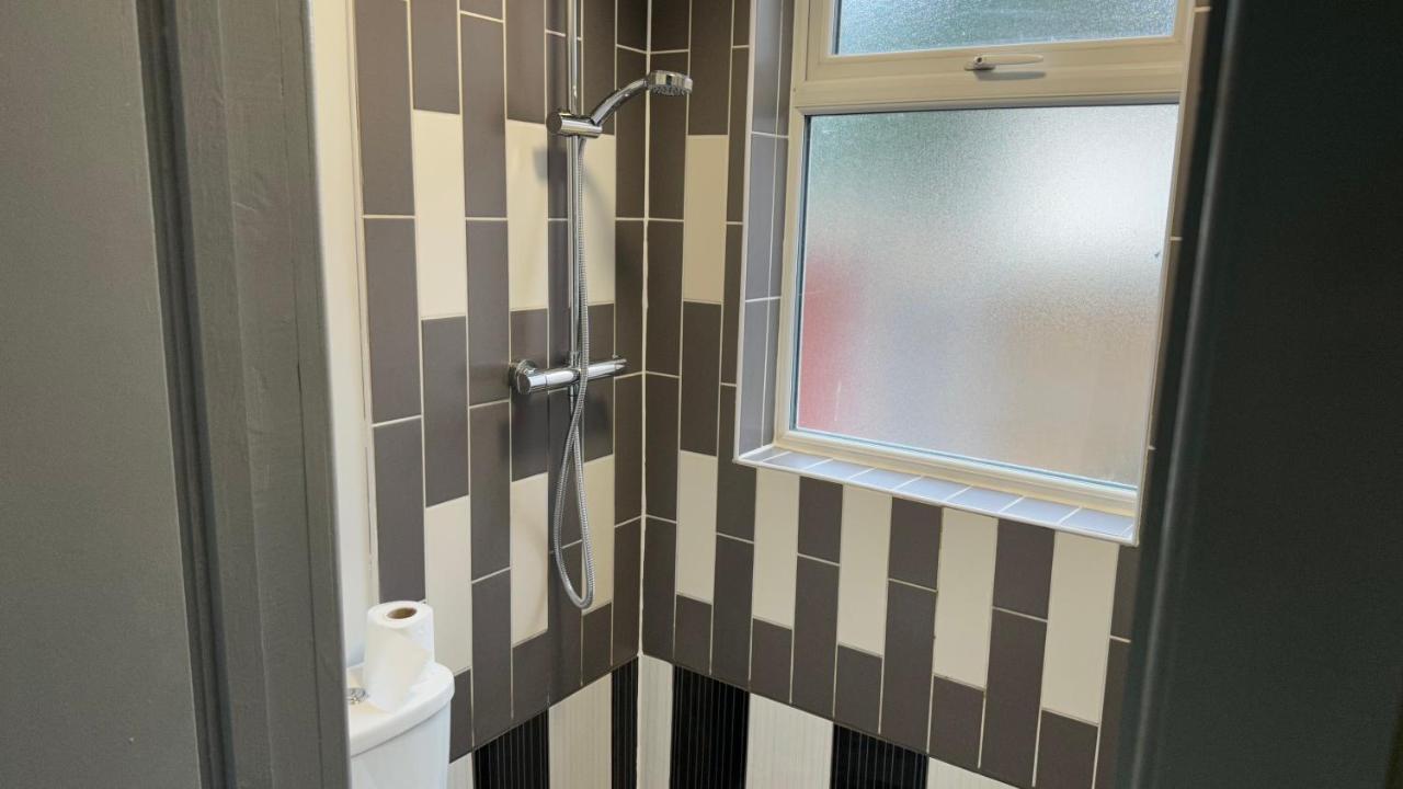 One Bedroom Apartment In Walsall Sleeps 4 Free Wifi By Villazu Bloxwich Eksteriør bilde