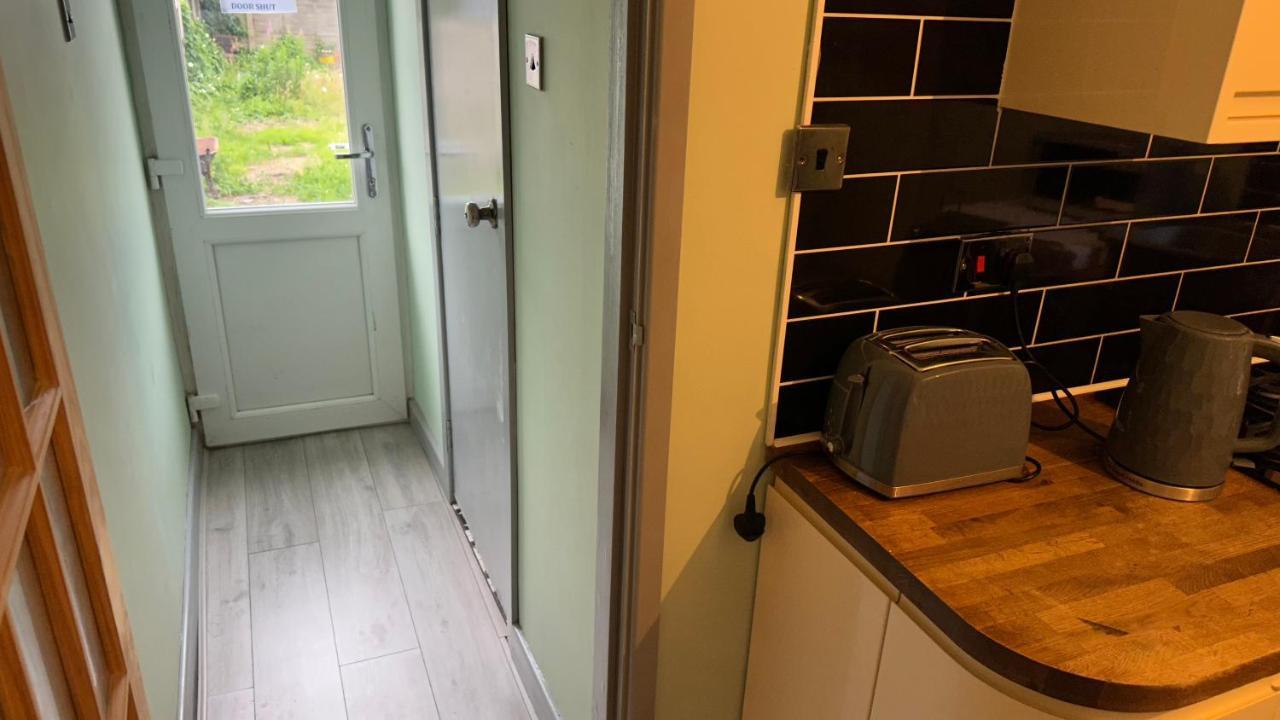 One Bedroom Apartment In Walsall Sleeps 4 Free Wifi By Villazu Bloxwich Eksteriør bilde